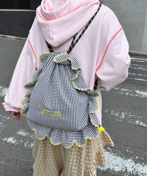 CIAOPANIC TYPY（チャオパニックティピー）の「【HELLO.SANFRANCISCO/ハローサンフランシスコ】パラコードフリルナップサック（バックパック/リュック・レディース・ピンク/ブラック/イエロー・ONE）」の2枚目の写真