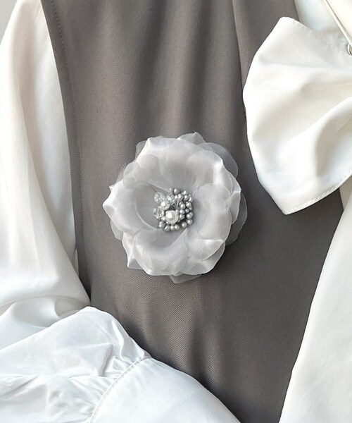 3coins(3coins)の「チュールコサージュ(ブローチ/コサージュ・レディース・グレー/アイボリー・FREE)」の1枚目の写真