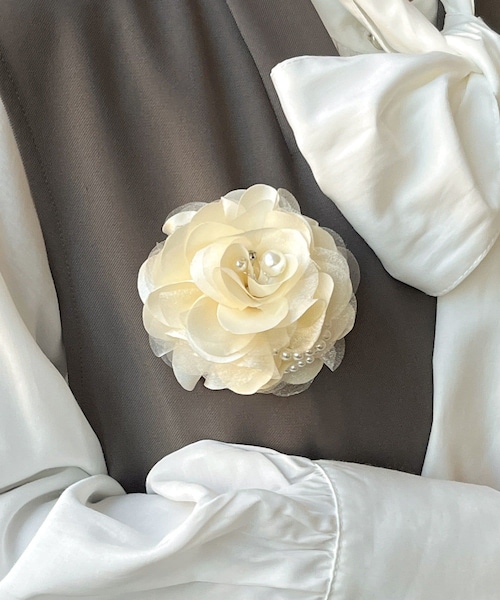 3coins（3coins）の「ローズコサージュ（ブローチ/コサージュ・レディース・その他/アイボリー/グレー・FREE）」の2枚目の写真