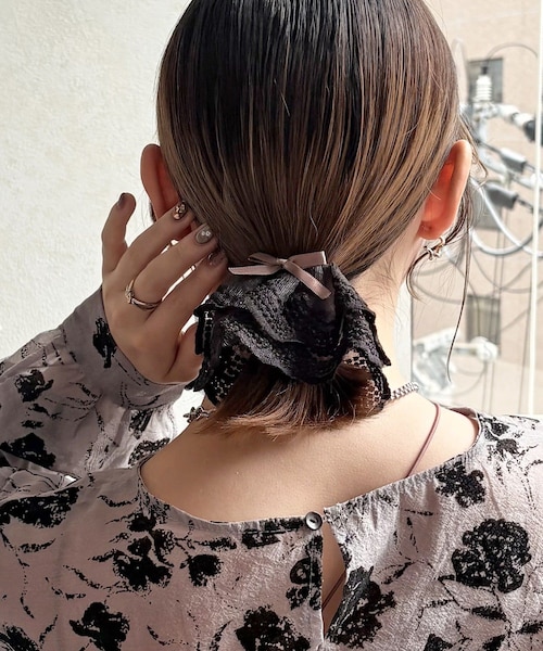 Lattice(Lattice)の「【sango企画】【WEB限定】リボン付きレースロールヘアカフ(その他ヘアアクセサリー・レディース・アイボリー/ブラック・FREE)」の2枚目の写真