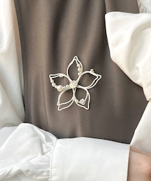 3coins | ホワイトフラワーブローチ(ブローチ/コサージュ)