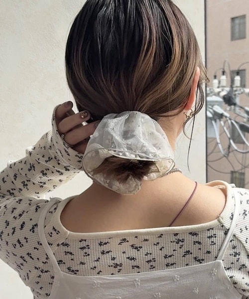 Lattice(Lattice)の「【sango企画】【WEB限定】シアーストーン付きロールヘアカフ(その他ヘアアクセサリー・レディース・グレー/アイボリー・FREE)」の1枚目の写真