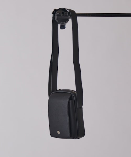 Lui's(ルイス)の「レザーフラップバッグS(バッグ・メンズ・ブラック・F)」の1枚目の写真