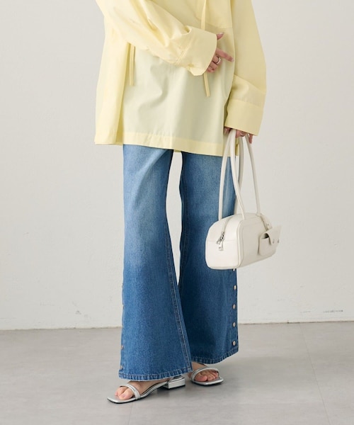 mystic（ミスティック）の「ボタンスリットフレアデニム（デニムパンツ・レディース・ブルーその他2/ブルー・2/1/0）」の2枚目の写真