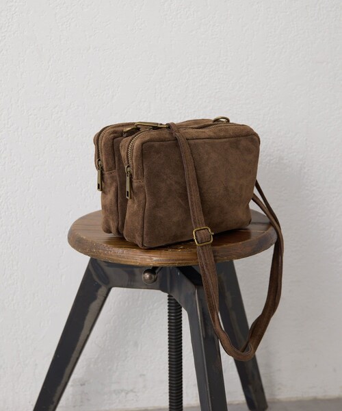 ear PAPILLONNER（イアパピヨネ）の「《ear別注》【B#AG(バッグ）】スエードショルダーバッグ（ショルダーバッグ・レディース・グリーン/ダークブラウン/ライトグレー・FREE）」の3枚目の写真