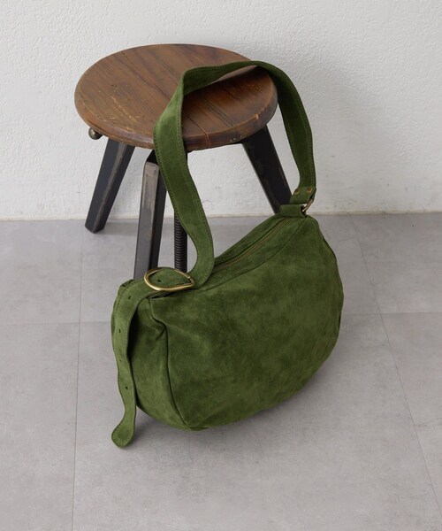 ear PAPILLONNER（イアパピヨネ）の「《ear別注》【B#AG(バッグ)】スエードワンハンドルバッグ（ショルダーバッグ・レディース・ライトグレー/グリーン・FREE）」の2枚目の写真