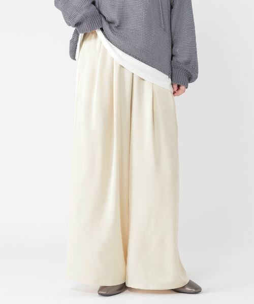 studio CLIP（スタディオクリップ）の「サテンイージーワイドパンツ（パンツ・アイボリー52/ベージュ55・F）」の4枚目の写真