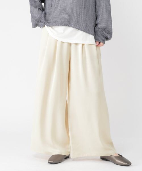 studio CLIP（スタディオクリップ）の「サテンイージーワイドパンツ（パンツ・アイボリー52/ベージュ55・F）」の6枚目の写真