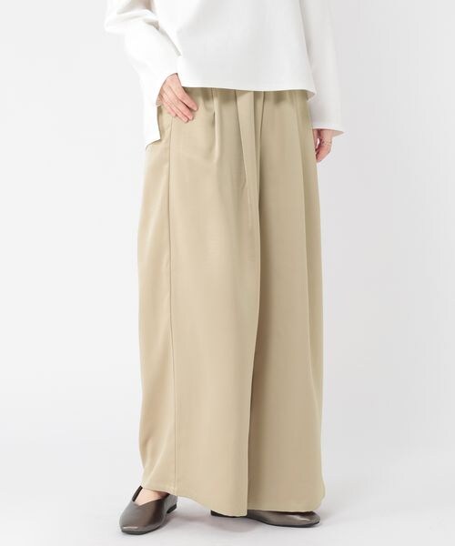 studio CLIP（スタディオクリップ）の「サテンイージーワイドパンツ（パンツ・アイボリー52/ベージュ55・F）」の2枚目の写真