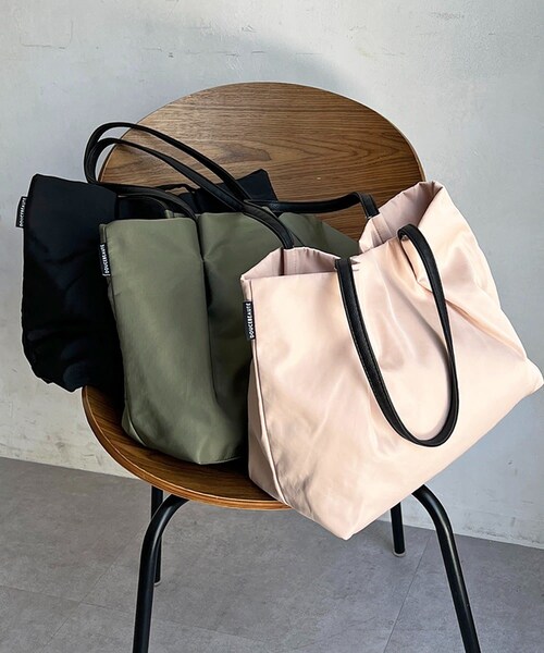 un dix cors（アンディコール）の「横長ナイロントート（バッグ・レディース・ブラック/カーキ/ベージュ・F）」の2枚目の写真