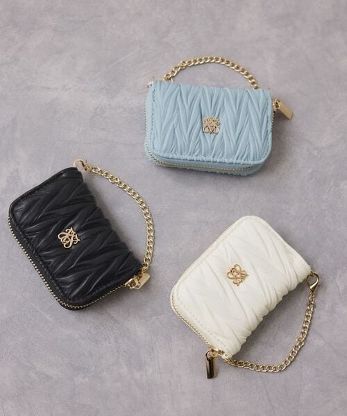 VIS(ビス)の「プリーツ加工ポーチチャーム(その他・キナリ(16)(06)/サックス(48)(88)・F)」の4枚目の写真