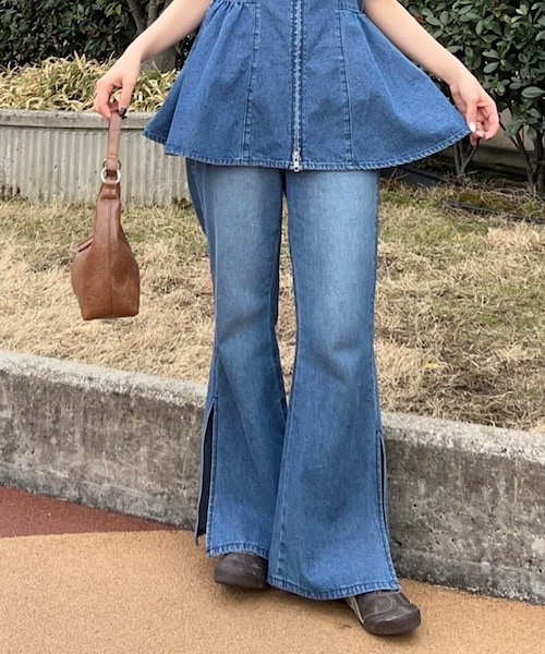 Kastane（カスタネ）の「【3サイズ展開/低身長サイズ/高身長サイズ/セットアップ対応】B サイドスリットフレアデニム（デニムパンツ・レディース・サックスブルー/ブルー/ブラック・1/2/0）」の3枚目の写真