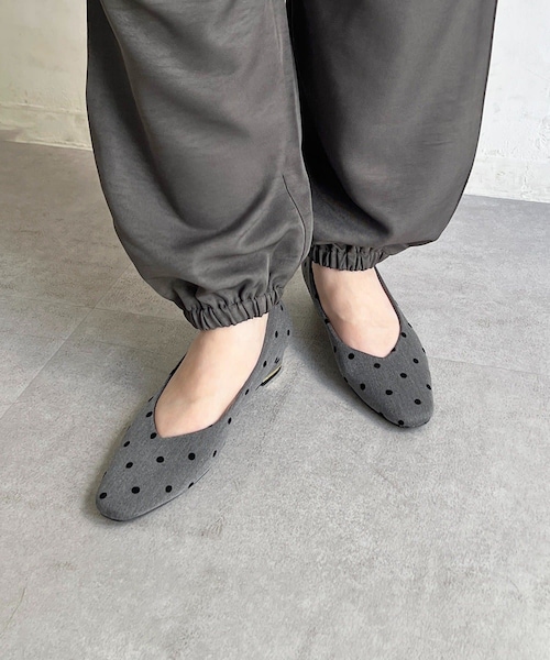 un dix cors（アンディコール）の「スクエアパンプス（その他シューズ・レディース・ブラック/シルバー/グレー・L/M）」の2枚目の写真