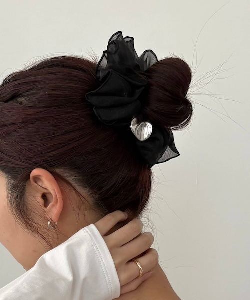 CAPRICIEUX LE'MAGE（カプリシューレマージュ）の「〈GOLDY/ゴールディ〉メタルパーツシュシュ（シュシュ・レディース・ブラウン/ブラック・F）」の2枚目の写真