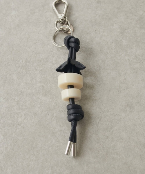Lui's（ルイス）の「cristy flower knot charm/stcow（キーホルダー・メンズ・ダークグリーン/ブラック・F）」の2枚目の写真