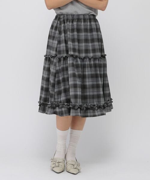 ALAND（エーランド）の「3.3 Field Trip／フリルティアードミディスカート（スカート・ホワイト×ブラックチェック(01)/グレー×ブラックチェック(02)・F）」の2枚目の写真