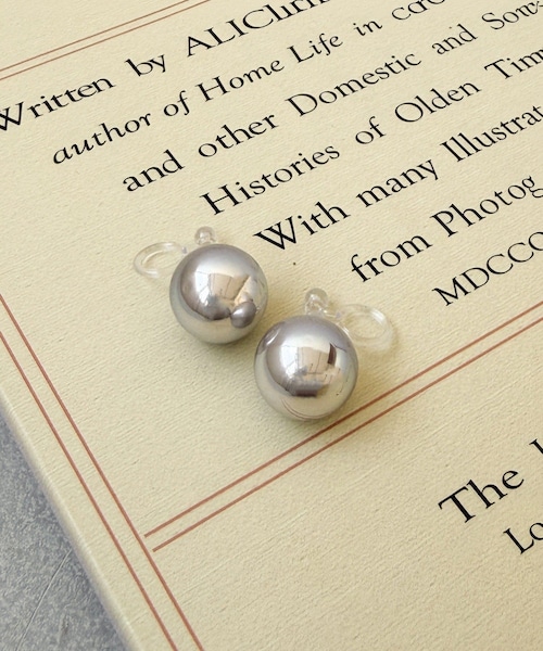 3coins（3coins）の「ボール樹脂イヤリング（イヤリング・レディース・ホワイト/ブルー・FREE）」の2枚目の写真