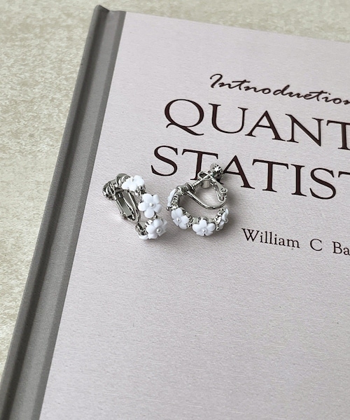 3coins（3coins）の「ミニフラワー連フープイヤリング（イヤリング・レディース・その他/シルバー・FREE）」の2枚目の写真