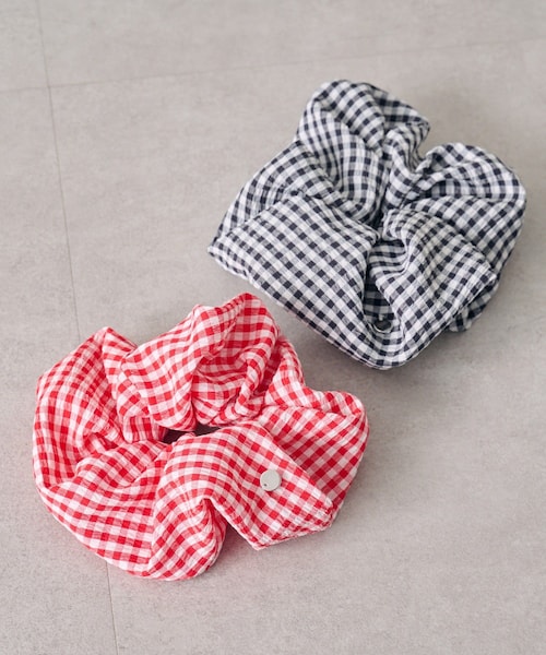 mystic(ミスティック)の「チャーム付きギンガムシュシュ(その他ヘアアクセサリー・レディース・レッド/ブラック・ONE)」の2枚目の写真