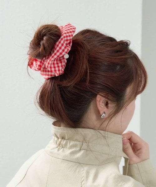mystic(ミスティック)の「チャーム付きギンガムシュシュ(その他ヘアアクセサリー・レディース・レッド/ブラック・ONE)」の1枚目の写真