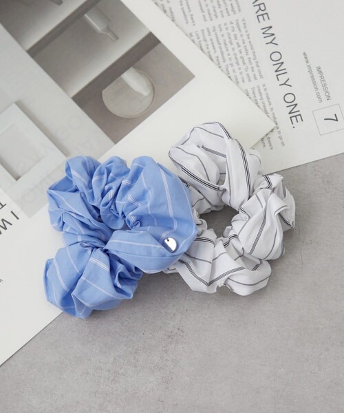 mystic（ミスティック）の「チャーム付きストライプシュシュ（その他ヘアアクセサリー・レディース・オフホワイト/ブルー・ONE）」の2枚目の写真