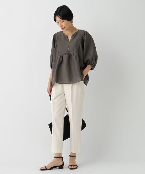 Elura（エルーラ）の「いつラクWクロステーパードパンツ＜低身長サイズあり＞（その他・オフホワイト05/ブラック09/ベージュ52/ネイビー88・S/M/L/低身長FREE）」の9枚目の写真