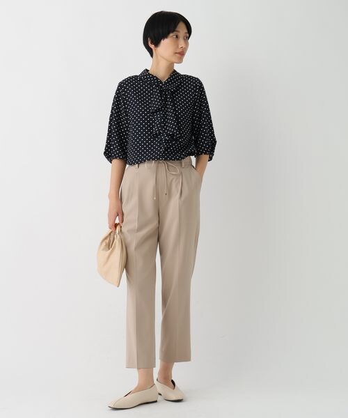 Elura（エルーラ）の「いつラクWクロステーパードパンツ＜低身長サイズあり＞（その他・オフホワイト05/ブラック09/ベージュ52/ネイビー88・S/M/L/低身長FREE）」の17枚目の写真