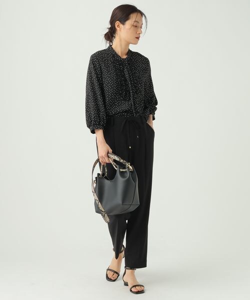 Elura（エルーラ）の「いつラクWクロステーパードパンツ＜低身長サイズあり＞（その他・オフホワイト05/ブラック09/ベージュ52/ネイビー88・S/M/L/低身長FREE）」の13枚目の写真