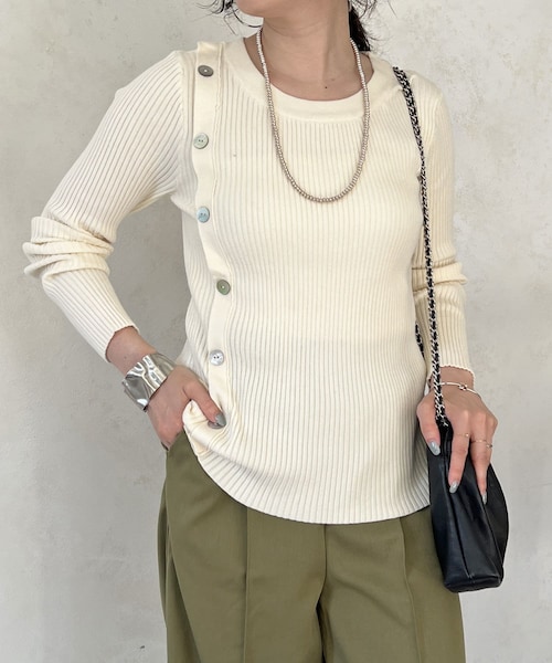 un dix cors（アンディコール）の「ボタンデザインクルーネックプルオーバー（ニット/セーター・レディース・グレー/アイボリー/ブラック/オフホワイト・F）」の2枚目の写真