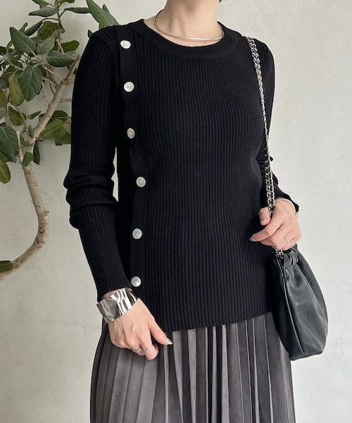 un dix cors（アンディコール）の「ボタンデザインクルーネックプルオーバー（ニット/セーター・レディース・グレー/アイボリー/ブラック/オフホワイト・F）」の4枚目の写真