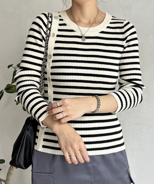 un dix cors（アンディコール）の「ボタンデザインクルーネックプルオーバー（ニット/セーター・レディース・グレー/アイボリー/ブラック/オフホワイト・F）」の3枚目の写真