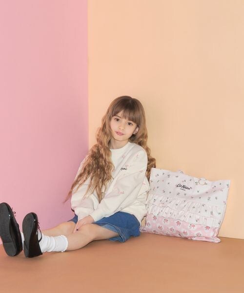 Cath Kidston(キャスキッドソン)の「キッズ 総柄プリントスウェット Rose Embroidery(その他・アイボリー(08)/グレー(15)・100/110/120/130)」の3枚目の写真