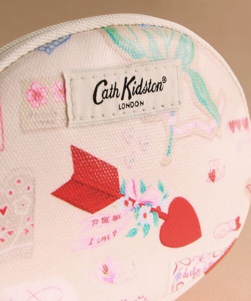 Cath Kidston(キャスキッドソン)の「オーバル コイン パース 26SS(その他・Button Block Floral(06)/Queenies London(07)/Love Notes(08)/Hackney Rose(25)・F)」の6枚目の写真