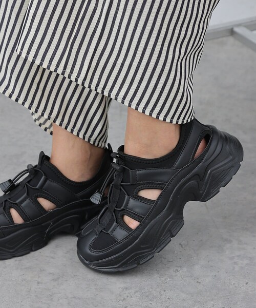 COLONY 2139（コロニートゥーワンスリーナイン）の「厚底スニーカーサンダル（スニーカー・レディース・グレー/ブラック・M/L）」の2枚目の写真