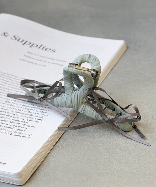 3coins（3coins）の「バイカラーリボン付バンス（ヘアアクセサリー・レディース・ブラック/ブルー/ピンク・FREE）」の2枚目の写真