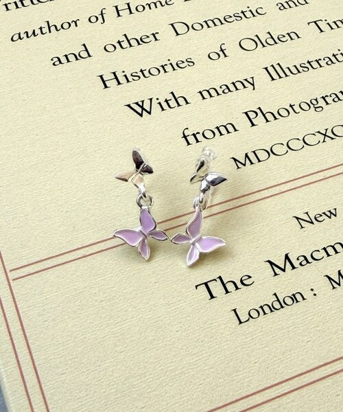 3coins（3coins）の「ダブルバタフライ樹脂イヤリング（イヤリング・レディース・アイボリー/パープル・FREE）」の2枚目の写真