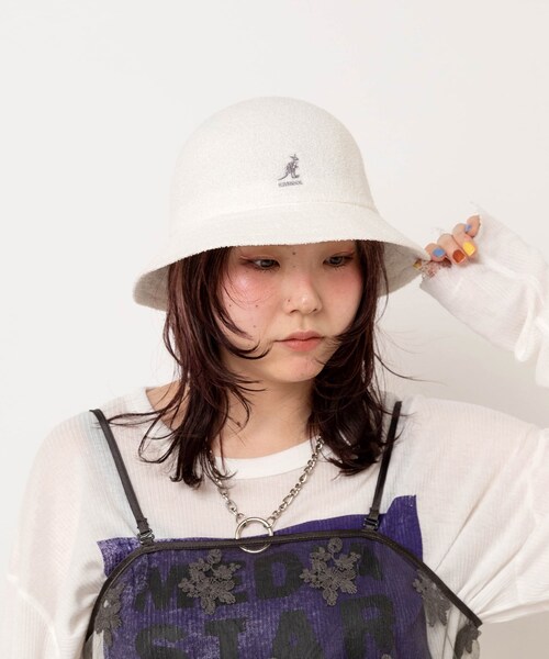 RNA(アールエヌエー)の「【KANGOL/カンゴール】E5229 BERMUDA CASUAL(帽子・レディース・ホワイト/ブラック/レッド)」の4枚目の写真