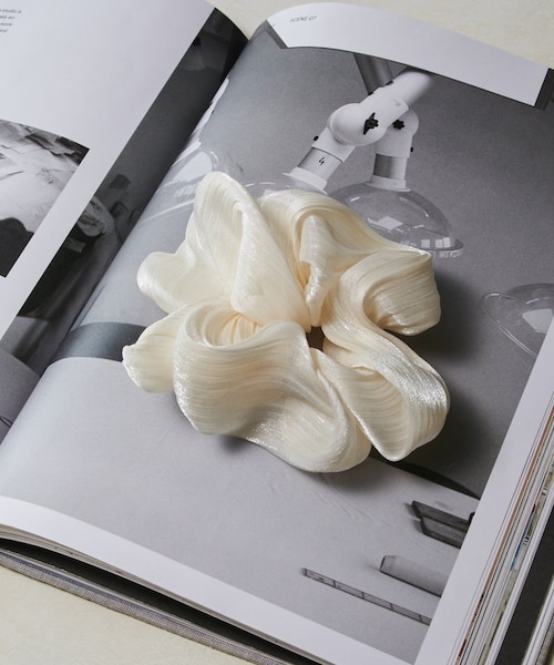 Lattice（Lattice）の「艶シュシュ（シュシュ・レディース・ベージュ/ブラック/アイボリー/ブルー・FREE）」の2枚目の写真