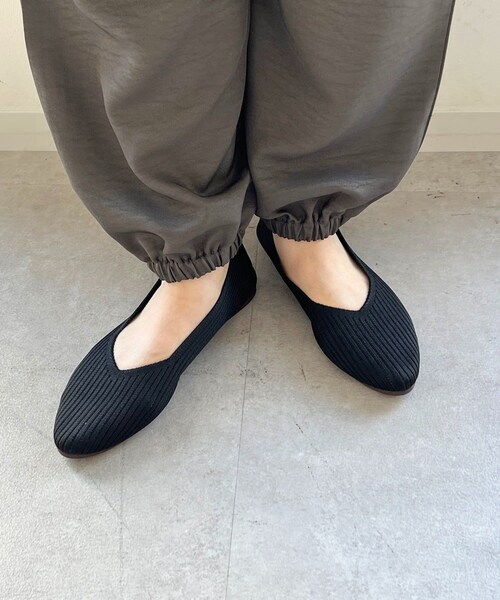 un dix cors（アンディコール）の「ニットVパンプス（その他シューズ・レディース・ベージュ/ブラック/レッド・L/M）」の2枚目の写真