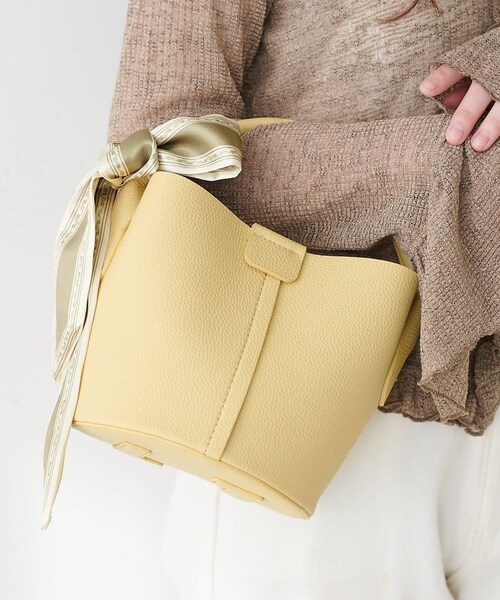 natural couture(ナチュラルクチュール)の「スカーフ付きポーチインバッグ(ハンドバッグ・レディース・ピンク/ブラック/ホワイト/イエロー・FREE)」の4枚目の写真