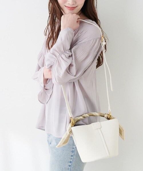 natural couture(ナチュラルクチュール)の「スカーフ付きポーチインバッグ(ハンドバッグ・レディース・ピンク/ブラック/ホワイト/イエロー・FREE)」の2枚目の写真