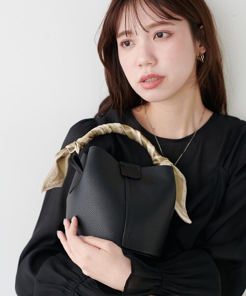 natural couture(ナチュラルクチュール)の「スカーフ付きポーチインバッグ(ハンドバッグ・レディース・ピンク/ブラック/ホワイト/イエロー・FREE)」の3枚目の写真