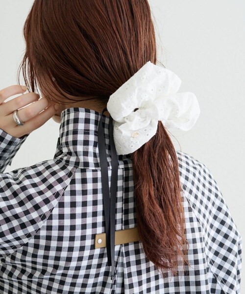 mystic（ミスティック）の「フラワー刺繍シュシュ（その他ヘアアクセサリー・レディース・ブラック/オフホワイト・ONE）」の2枚目の写真