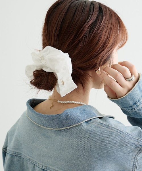 mystic（ミスティック）の「チャーム付きフラワーシュシュ（その他ヘアアクセサリー・レディース・ブラック/オフホワイト・ONE）」の2枚目の写真