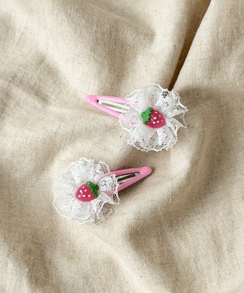 3coins（3coins）の「イチゴレースパッチンピン2個セット（ヘアアクセサリー・キッズ・レッド/ピンク・FREE）」の2枚目の写真