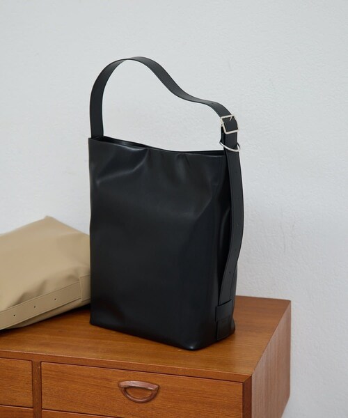 GALLARDAGALANTE（ガリャルダガランテ）の「【近日予約開始】【MANAKAコラボ】ベルテッドワンショルダー（ショルダーバッグ・レディース・グレージュ/ブラック・F）」の2枚目の写真