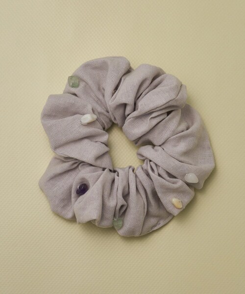 Lattice(Lattice)の「【ボタンアイテム】シュシュ(シュシュ・レディース・アイボリー/グレー・FREE)」の2枚目の写真