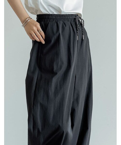 Re:EDIT（リエディ）の「撥水加工パラコードバレルレッグパンツ - パンツ通販 | 人気レディースファッション - Re:EDIT（リエディ）（その他・レディース・ブラック/ホワイト/グレージュ/チャコールグレー/ブラック×ホワイト/チャコール×ホワイト・MC/M/L）」の12枚目の写真