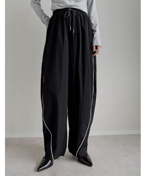 Re:EDIT（リエディ）の「撥水加工パラコードバレルレッグパンツ - パンツ通販 | 人気レディースファッション - Re:EDIT（リエディ）（その他・レディース・ブラック/ホワイト/グレージュ/チャコールグレー/ブラック×ホワイト/チャコール×ホワイト・MC/M/L）」の6枚目の写真