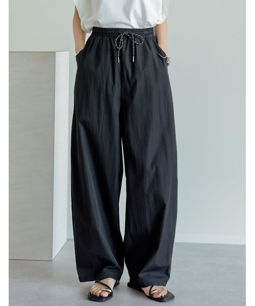 Re:EDIT（リエディ）の「撥水加工パラコードバレルレッグパンツ - パンツ通販 | 人気レディースファッション - Re:EDIT（リエディ）（その他・レディース・ブラック/ホワイト/グレージュ/チャコールグレー/ブラック×ホワイト/チャコール×ホワイト・MC/M/L）」の2枚目の写真